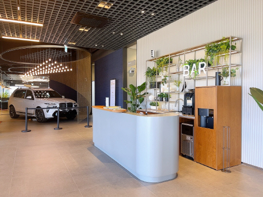 BMW 코오롱모터스 춘천 서비스센터 2층에 마련된 고객 전시 공간. 장우진 기자